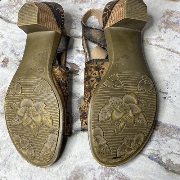 Spring Step Brown Sandals - Picture 9 of 9